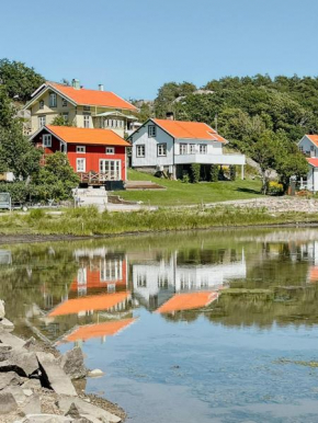 New Timber Holiday Home With Bay Views